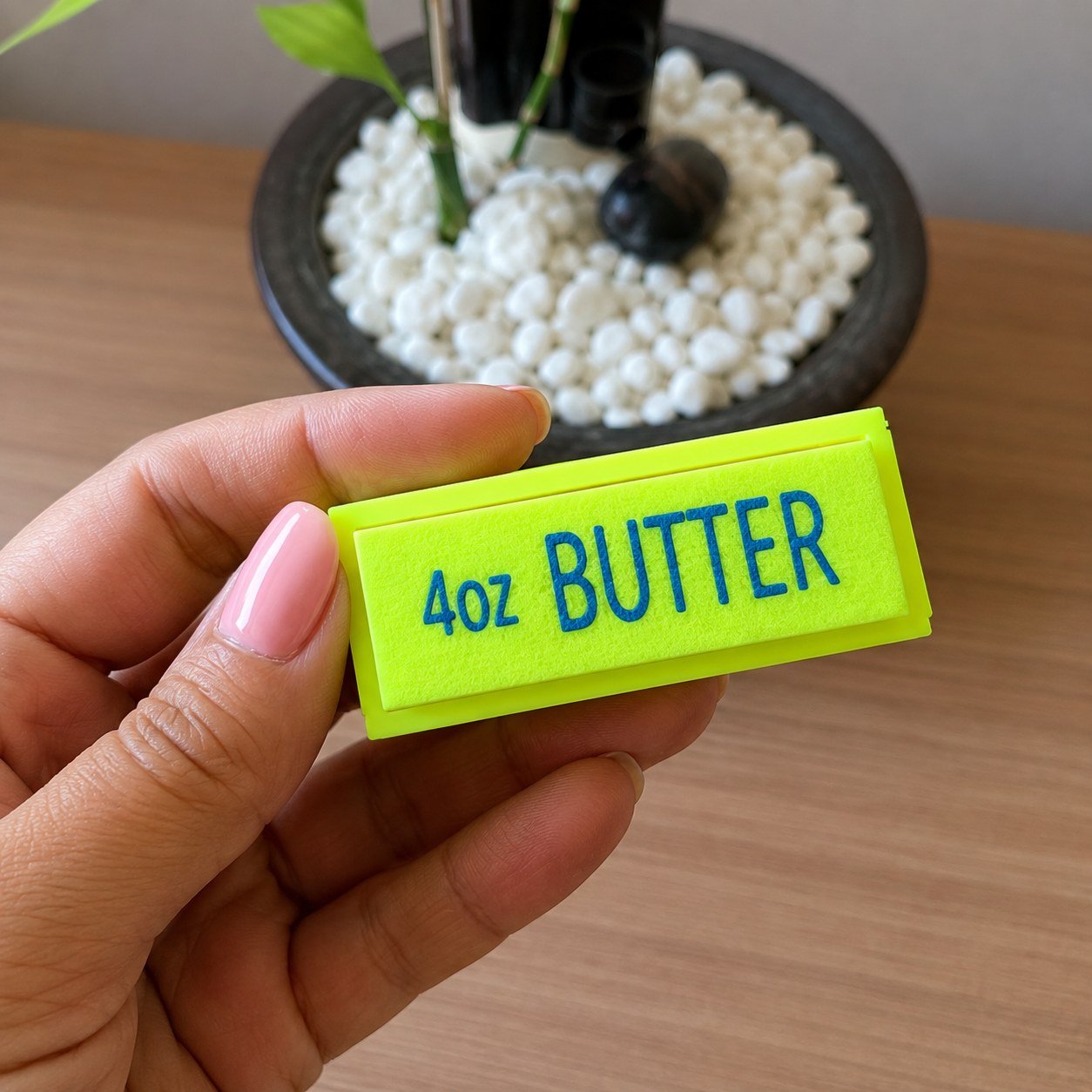Butter Clicker segurado na mão