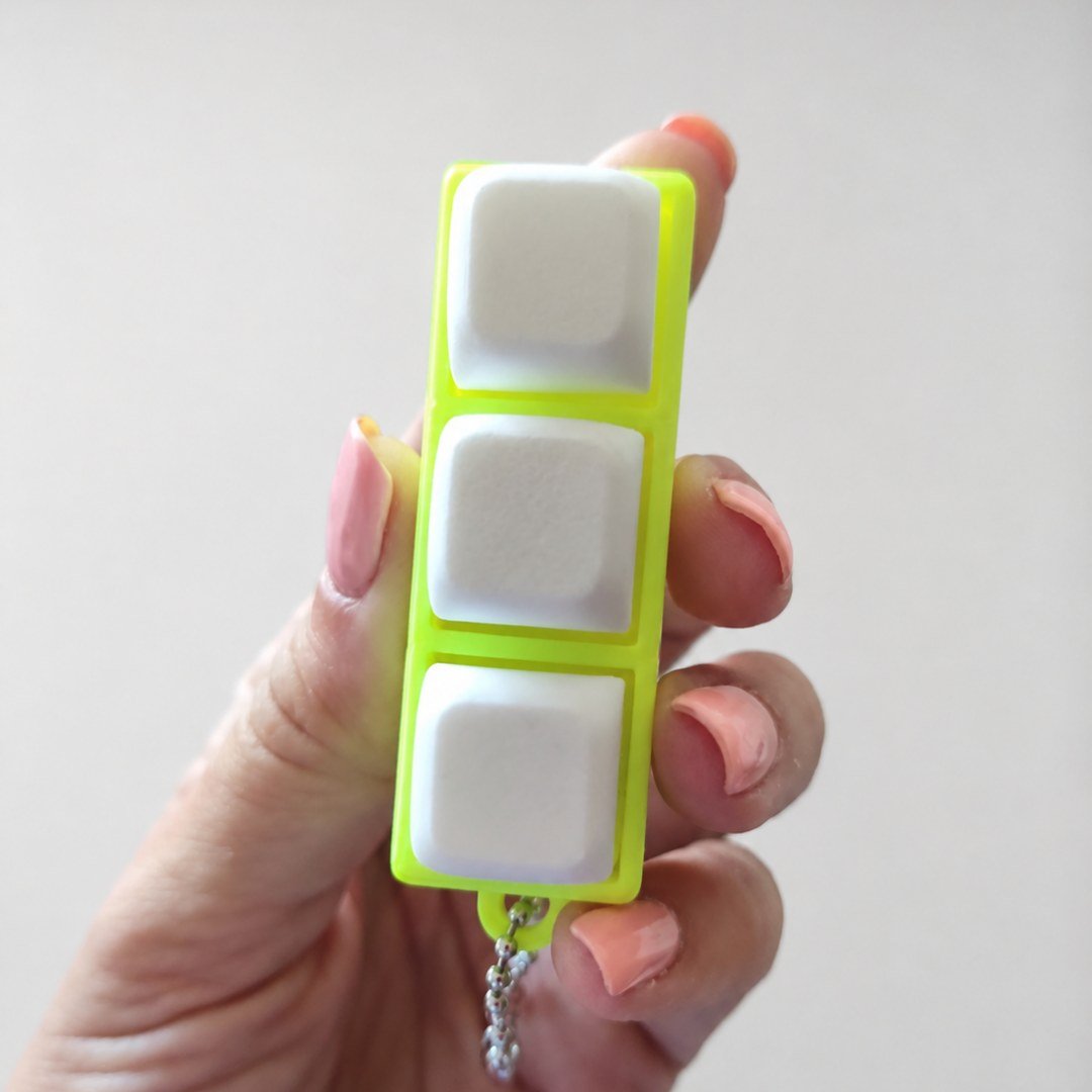 Clicker 3 teclas segurado na mão