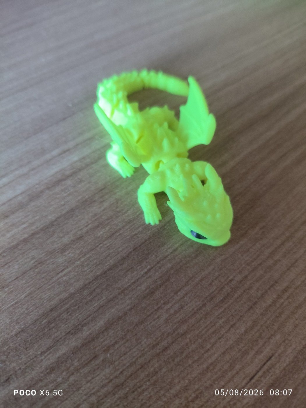 Mini dragão neon sobre mesa