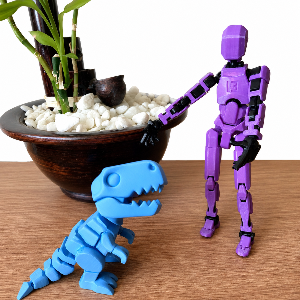 Dummy articulado ao lado do dinossauro azul